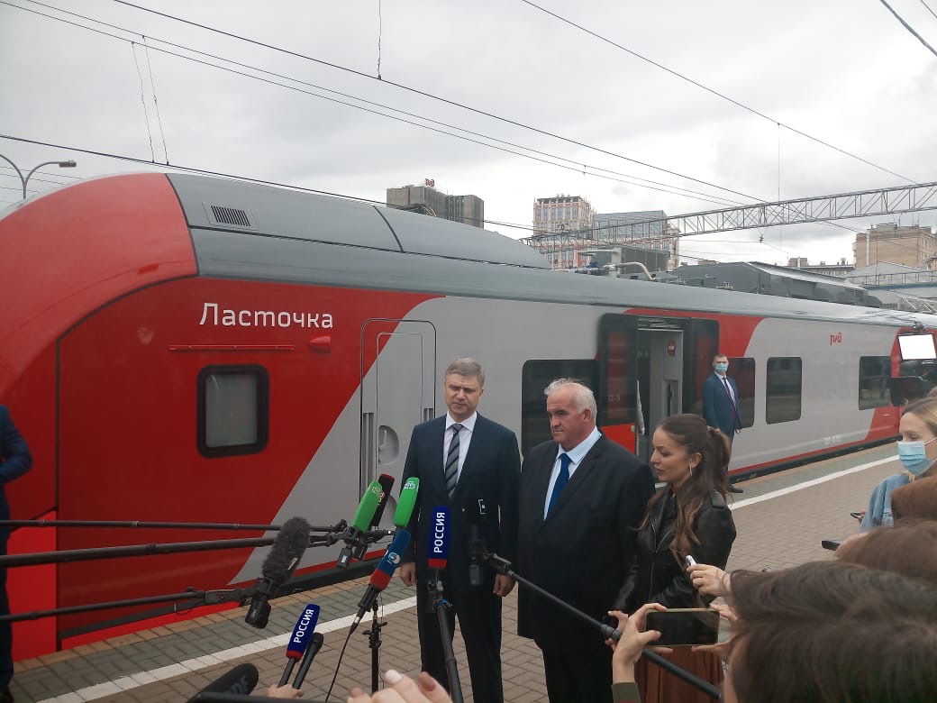 Поезд соединяет. Ласточка электропоезд 2021. Ласточка Кострома Локомотив. Поезд Ласточка дальнего следования. Ласточка дальнего следования.